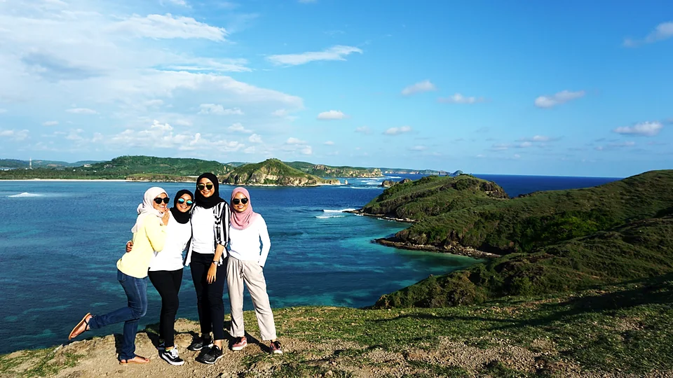 Tamu Lombok Travelmate di Bukit Merese dengan latar laut biru