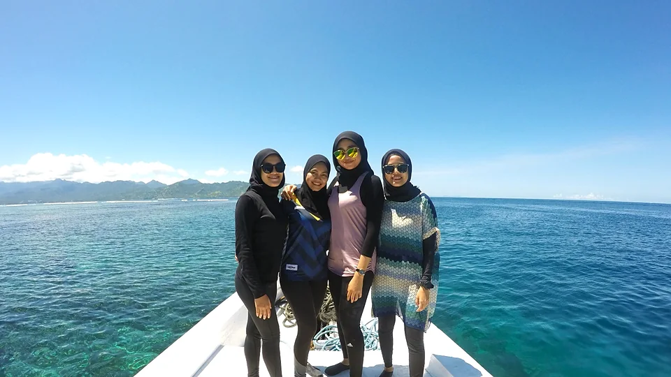 Tamu Lombok Travelmate di haluan boat menuju 3 Gili