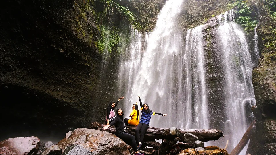 Tamu Lombok Travelmate di Air Terjun Tiu Kelep