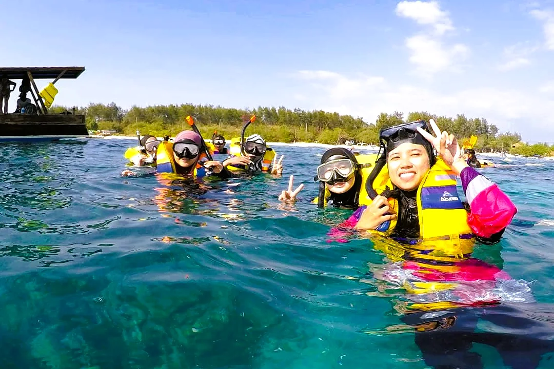 Snorkeling bersama di laut jernih Gili, Paket Tour Lombok 4 Hari 3 Malam B