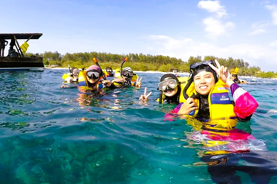 Snorkeling bersama di laut jernih Gili, Paket Tour Lombok 4 Hari 3 Malam B
