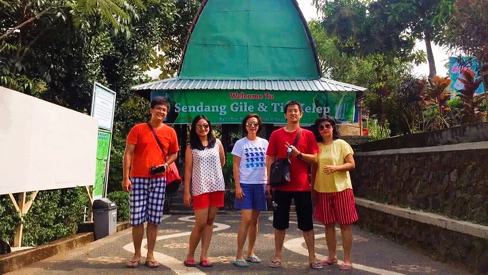 Tamu Lombok Travelmate di gerbang Air Terjun Sendang Gile dan Tiu Kelep