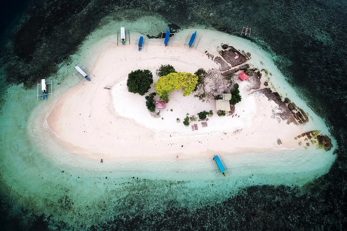 Pulau kecil berpasir putih dari udara di kawasan Gili Nanggu, Paket Tour Lombok 4 Hari 3 Malam C