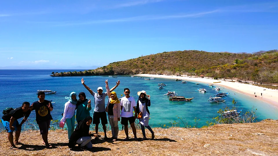 Tamu Lombok Travelmate di bukit Pantai Pink, Lombok Timur