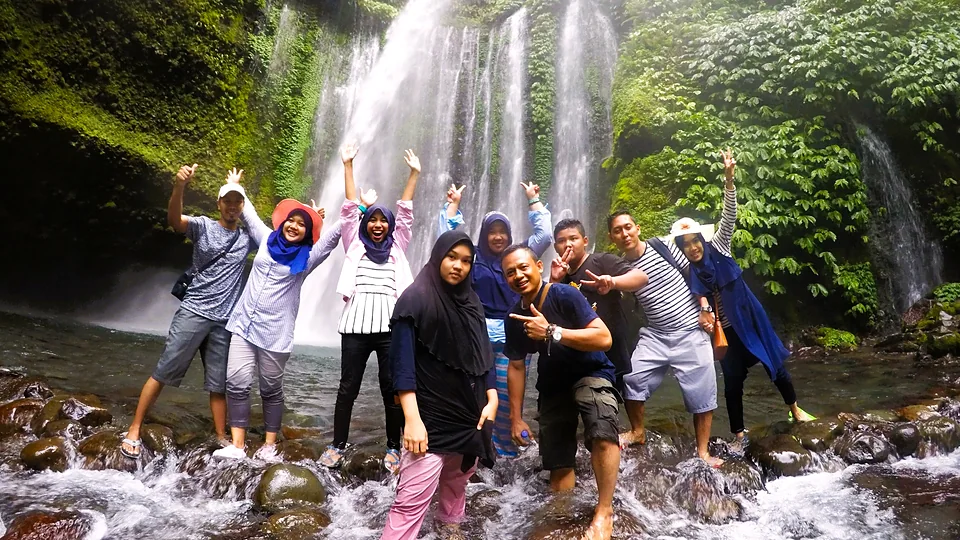 Rombongan tamu Lombok Travelmate di Air Terjun Tiu Kelep