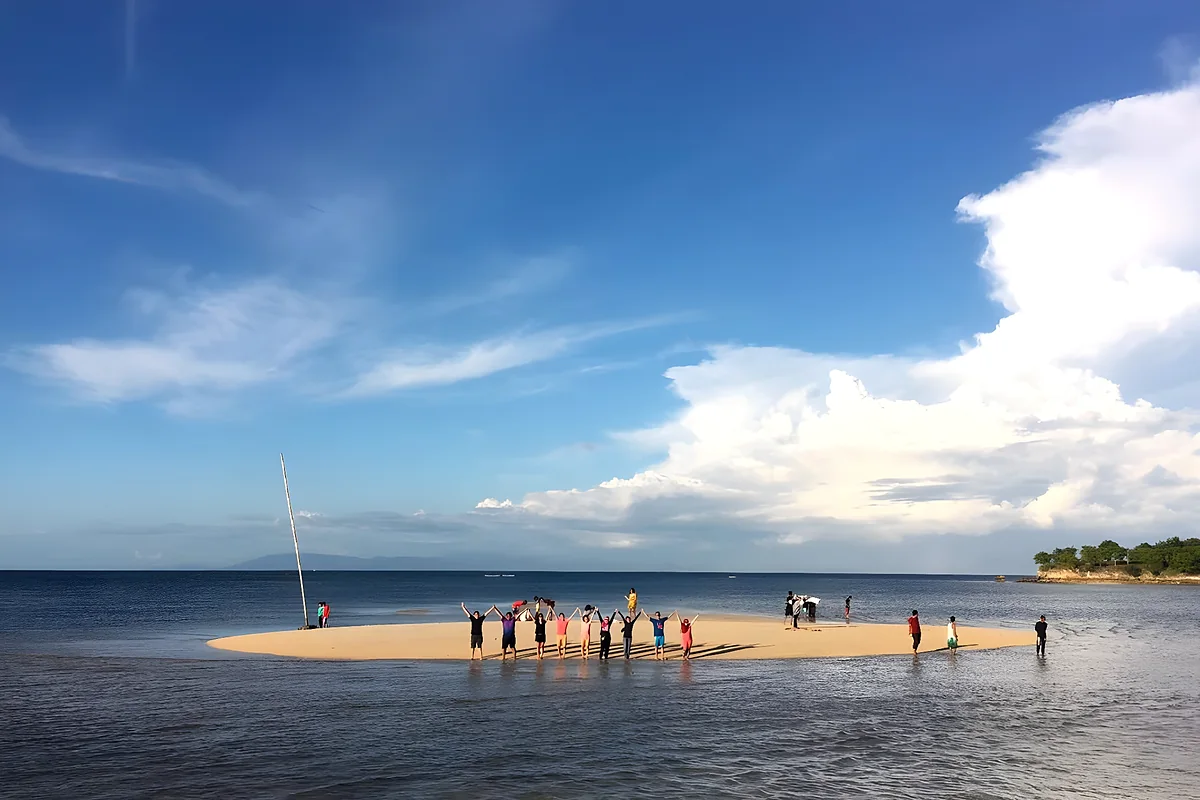 Gosong pasir putih di tengah laut Lombok Timur, Paket Tour Lombok 4 Hari 3 Malam D