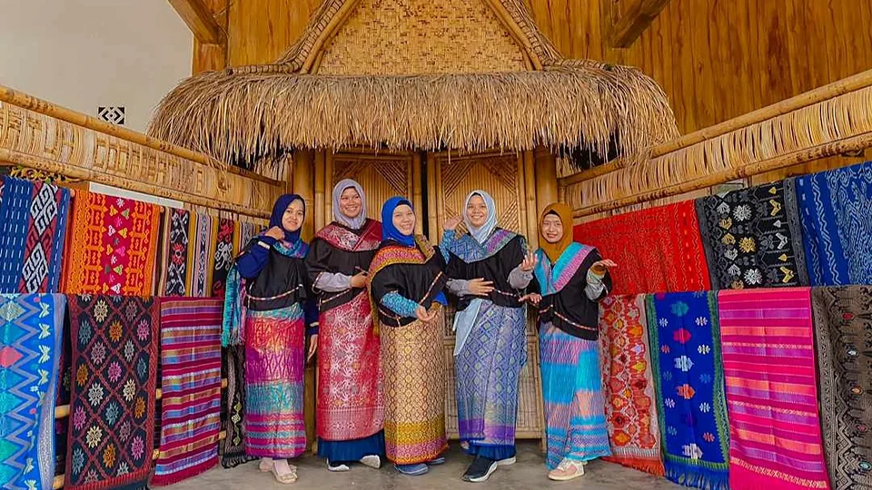Tamu Lombok Travelmate berbusana adat di Desa Sukarara, Lombok