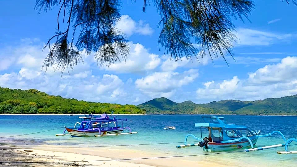 Pantai Gili Nanggu dengan boat wisata