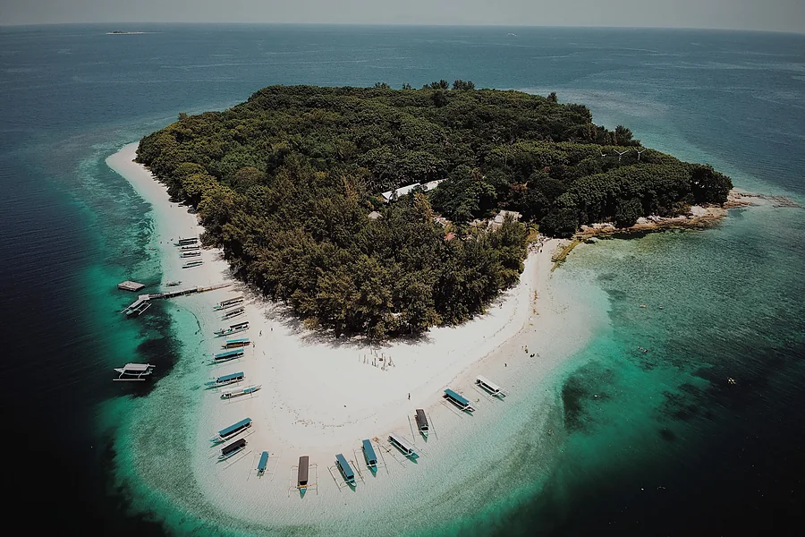Pulau kecil berpasir putih dari udara di kawasan Gili Nanggu, Paket Tour Lombok 5 Hari 4 Malam A