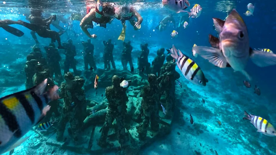 Snorkeling di patung bawah laut Gili