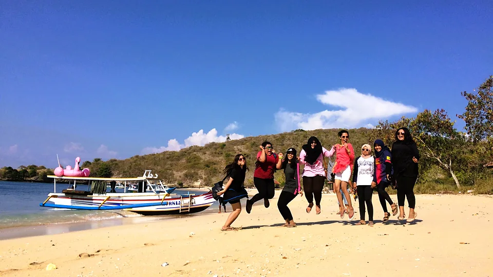 Tamu Lombok Travelmate di pantai saat snorkeling trip Pantai Pink