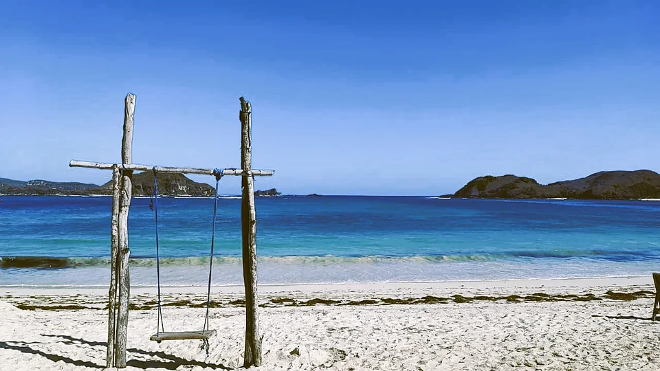 Ayunan kayu di Pantai Tanjung Aan, Lombok