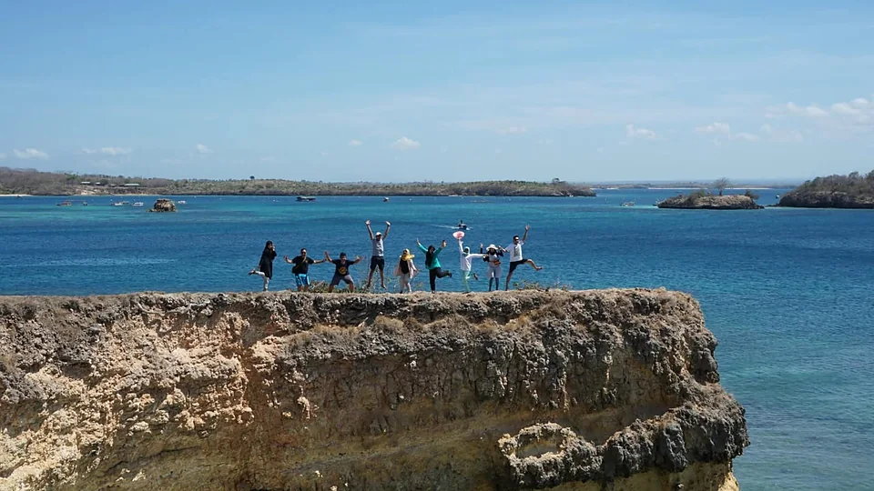 Tamu Lombok Travelmate di atas tebing karang kawasan Pantai Pink, Lombok Timur