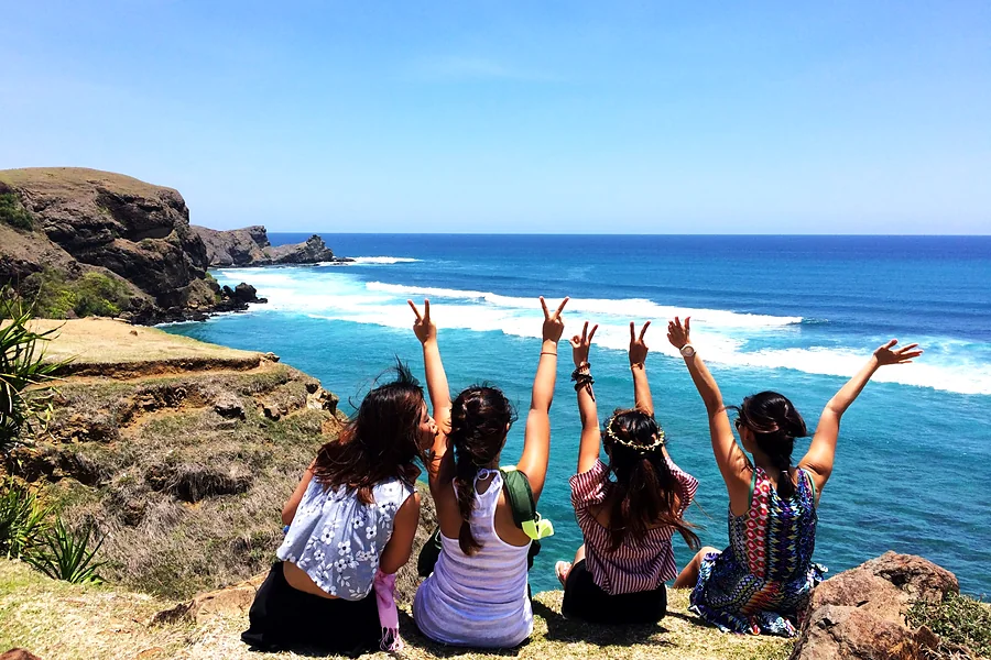Menikmati laut biru dari tebing di Lombok Selatan, Paket Tour Lombok 5 Hari 4 Malam C