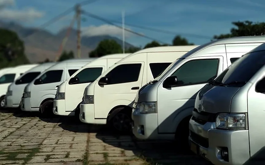 Armada Toyota Hiace Lombok Travelmate untuk sewa mobil dengan sopir di Lombok